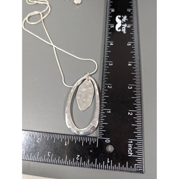 Liz Claiborne Hammered Silver Tone Teardrop Pendant Necklace Boho Chic 32" - Picture 10 of 10